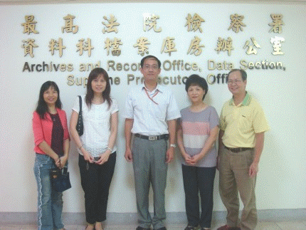 國立中央圖書館臺灣分館總務組鄭主任一行3人至本署土城庫房觀摩檔案管理業務。